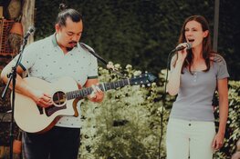 Bijzondere optredens en onverwachte ontmoetingen in 1000 zonovergoten tuinen: een geslaagde editie van Gluren bij de Buren 2023!