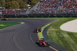 Verstappen valt uit in Australië, Sainz pakt winst