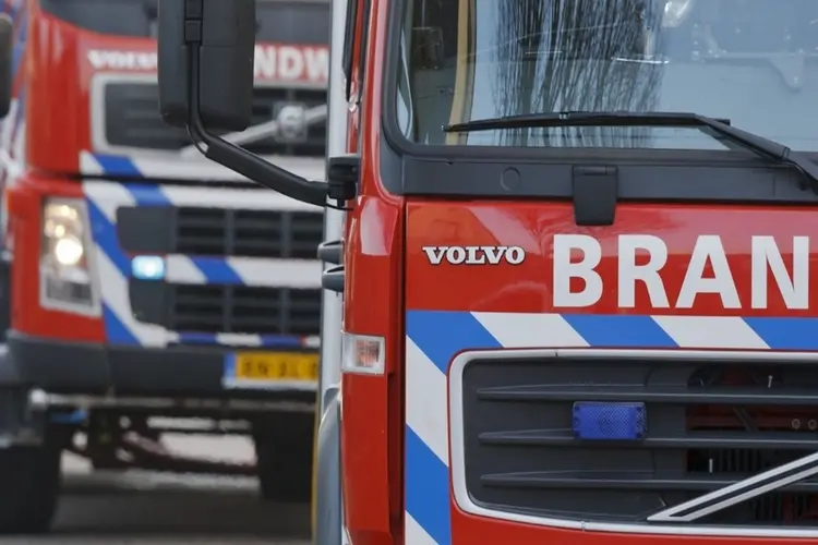 Twee auto's beschadigd na autobrand met laadpaal